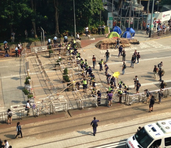 Police removing bamboo scaffolding barricades on Oct 15.