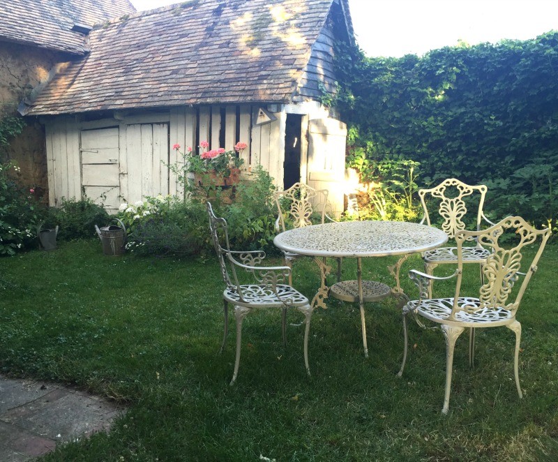 French country cottage outdoor dining 