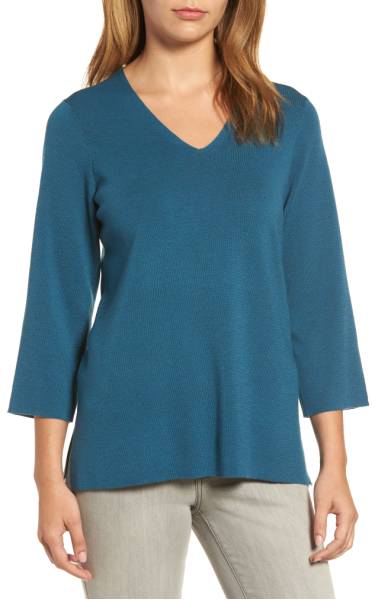 An affordable cashmere v-neck sweater - une femme d'un certain âge