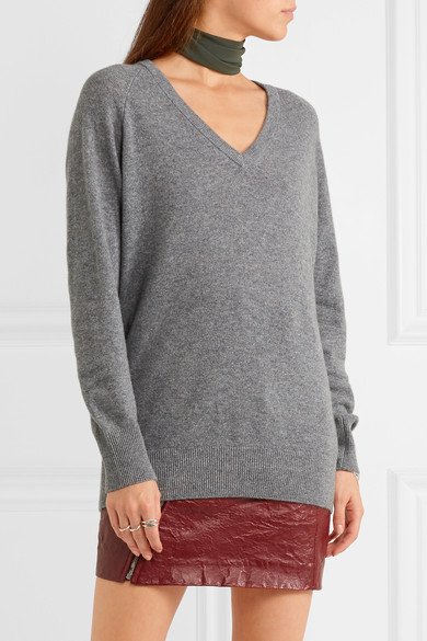 Les Essentiels: The V-Neck Sweater | une femme d'un certain âge