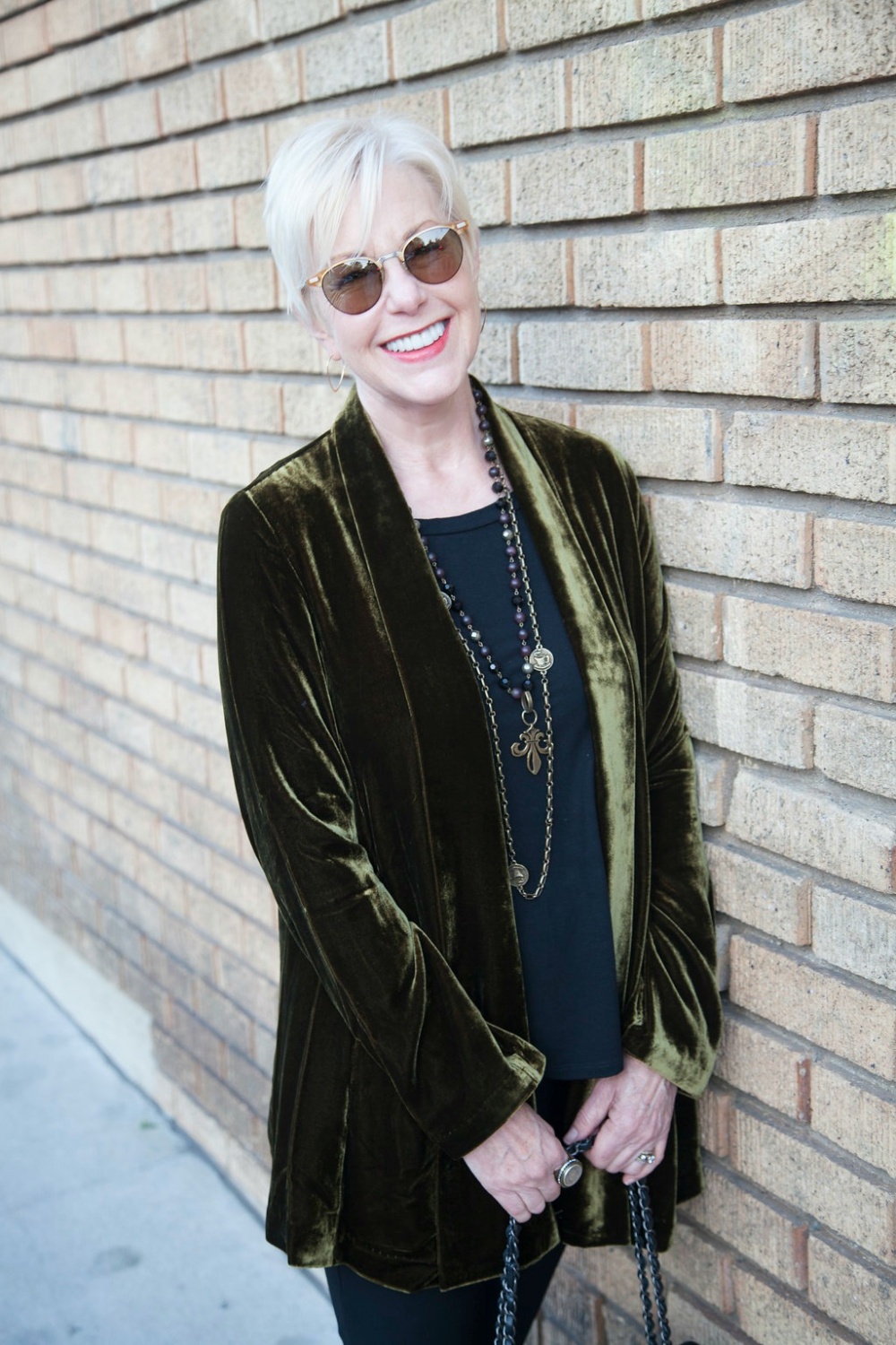 Casual Outfit With A Soft Velvet Jacket une femme d un certain ge