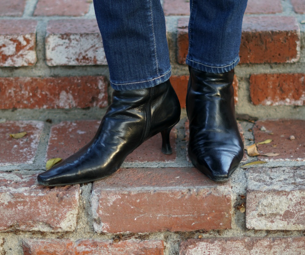 Detail: black Stuart Weitzman ankle boots with a kitten heel. Info at une femme d'un certain age.