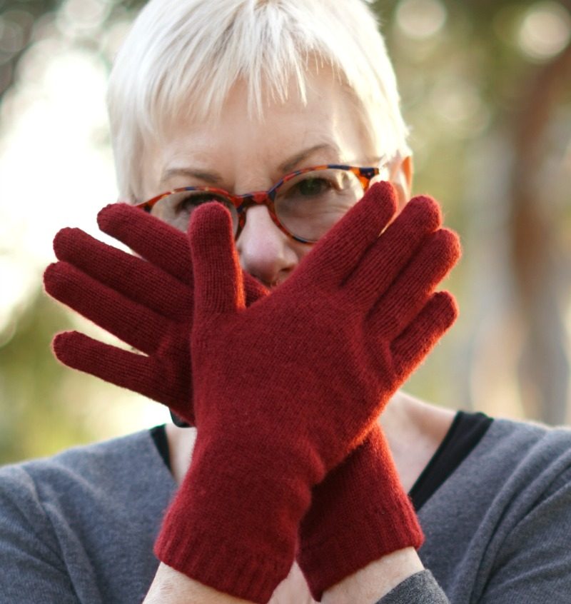 Style blogger Susan B. wearing burgundy cashmere gloves from Black UK. Details at une femme d'un certain age.