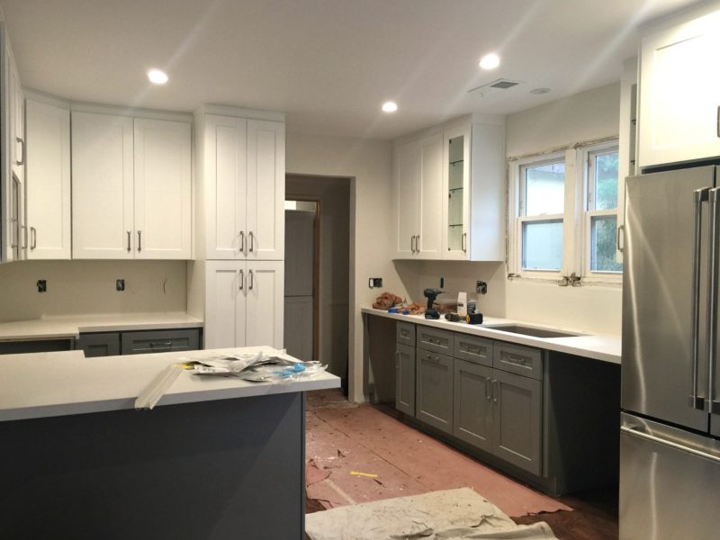 Kitchen renovation: cabinets and countertops are in! Details at une femme d'un certain age.