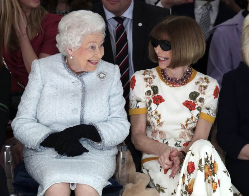 Queen Elizabeth and Anna Wintour at London Fashion week. 