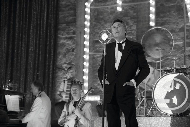 Bryan Ferry sings in the series Babylon Berlin.