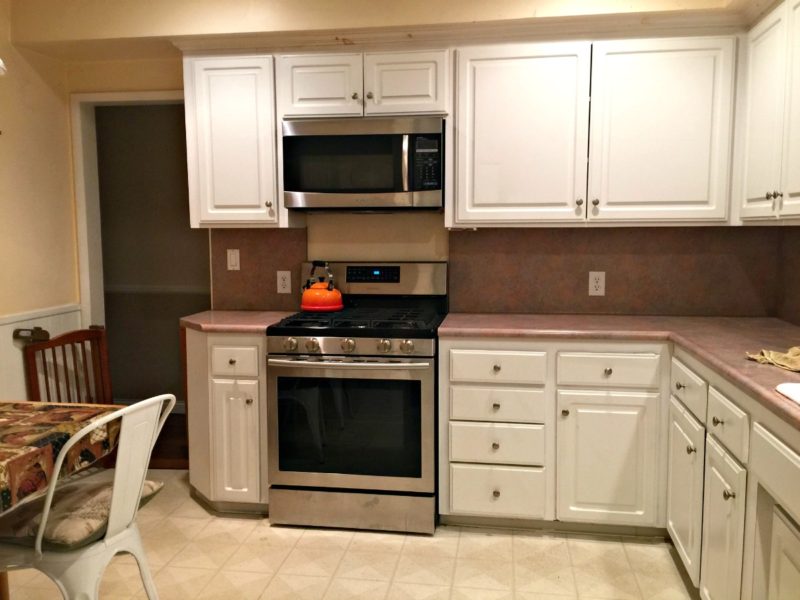 Kitchen before renovation. Linoleum counters and floors. Details at une femme d'un certain age.