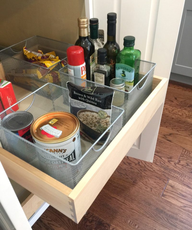 Kitchen renovation: pull-out pantry shelves. Details at une femme d'un certain age.