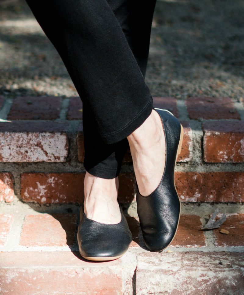 Ballet flats: the "Day Glove" from Everlane. Details at une femme d'un certain age.