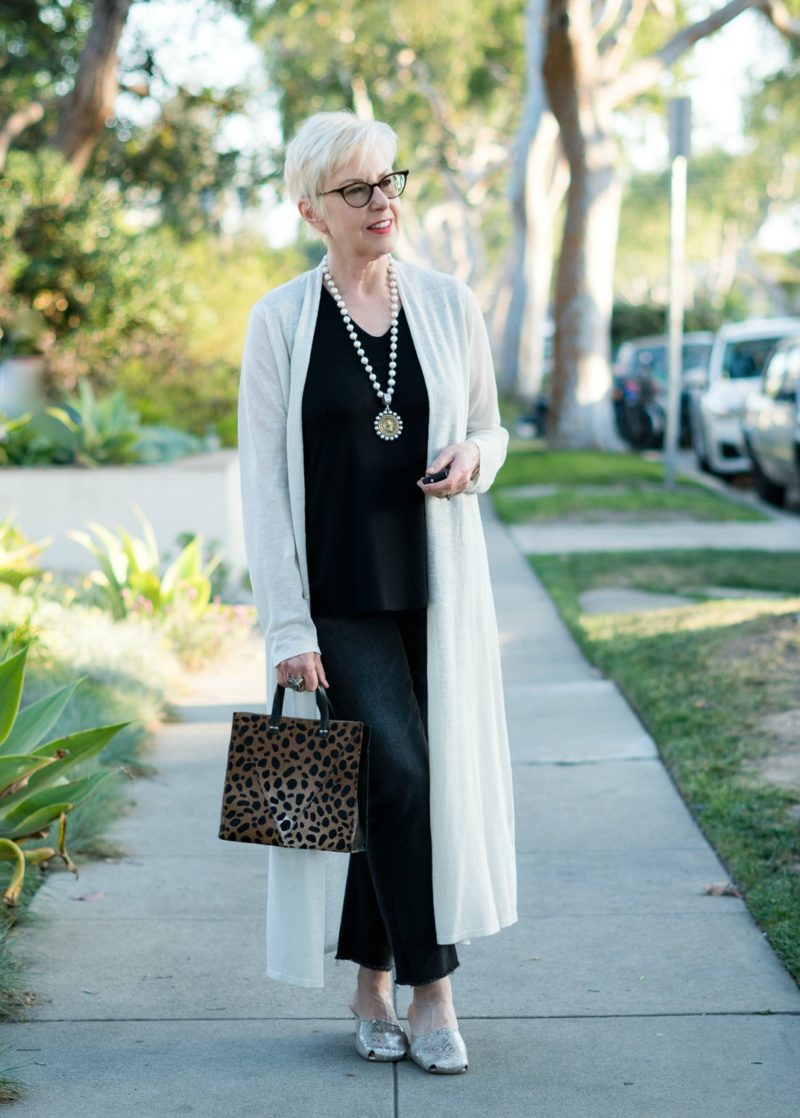 Casual outfit with a linen duster cardigan and leopard bag. Details at une femme d'un certain age