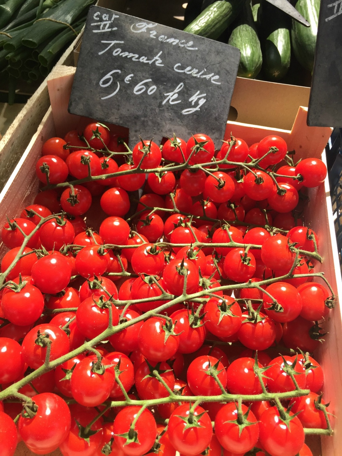 Beautiful cherry tomatoes in the Saint-Antoine farmers' market in Lyon. Details at une femme d'un certain age.