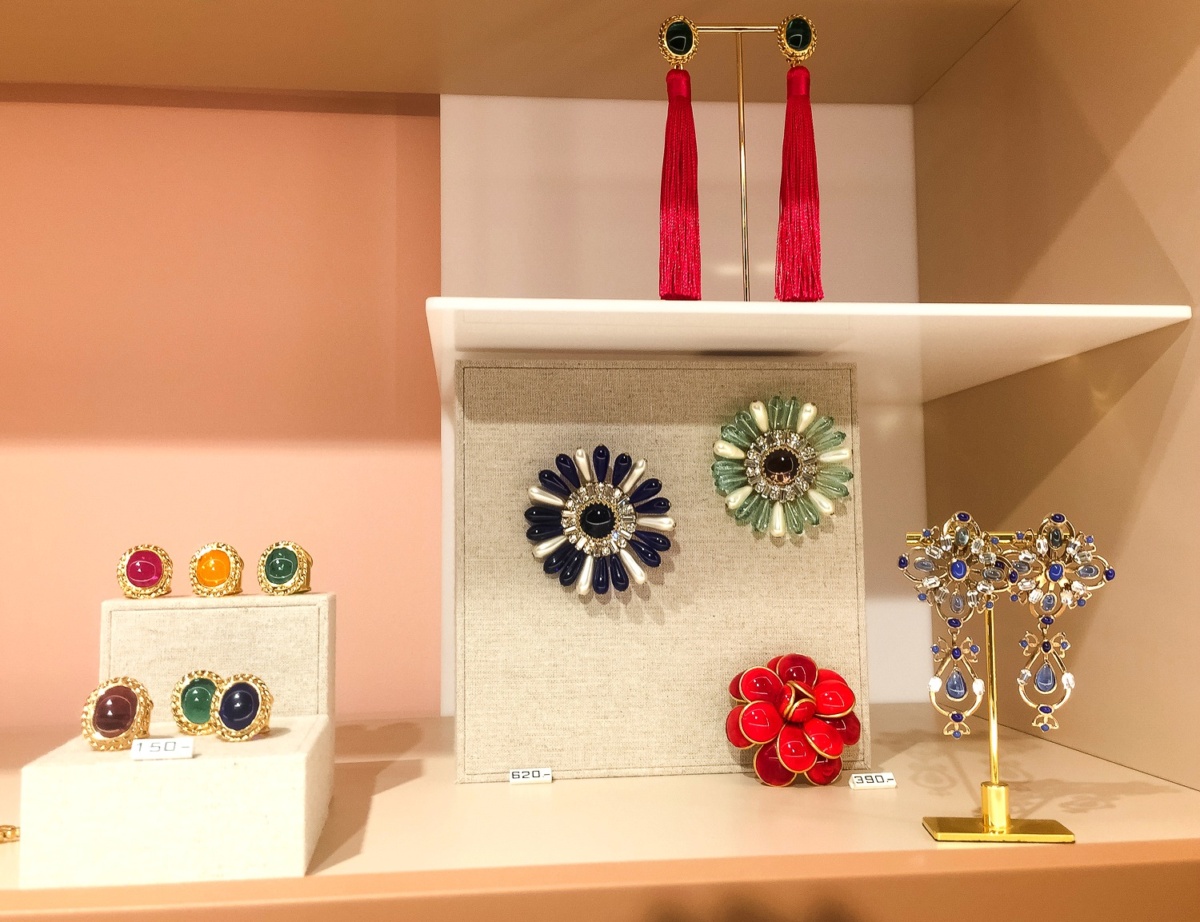 Colorful pieces from French jewelry brand Gripois. Rings, brooches and earrings. Details at une femme d'un certain age.