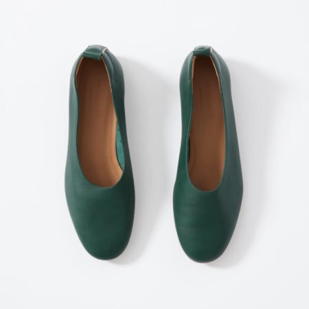 Everlane day glove flats in ivy leather. Details at une femme d'un certain age.