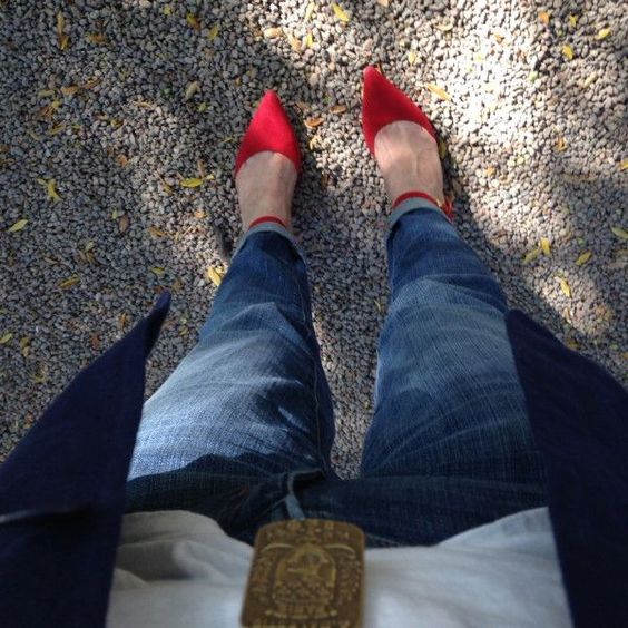 boyfriend jeans and ankle-strap red pumps. Details at une femme d'un certain age.