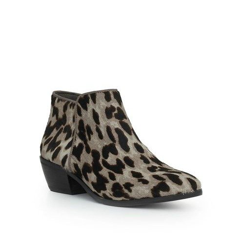 Ankle boot in grey leopard print. Details at une femme d'un certain age.