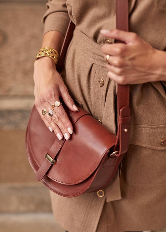Sezane Claude saddle bag in chocolate brown leather. Details at une femme d'un certain age.