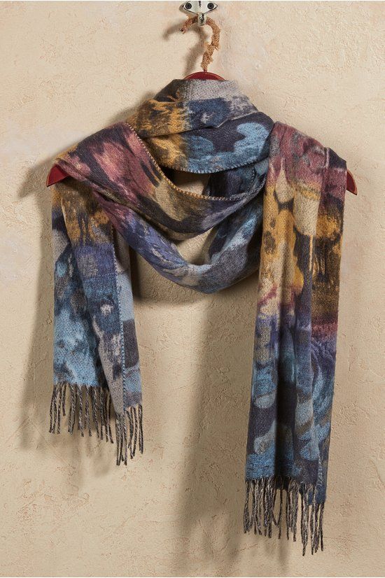 Wool-free scarf in floral print. Details at une femme d'un certain age.