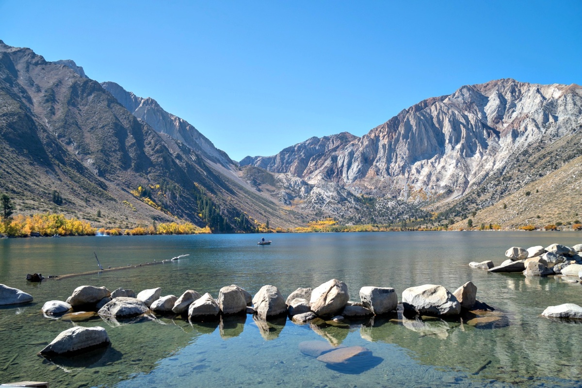 Convict Lake in the Eastern Sierras. Details at une femme d'un certain age.