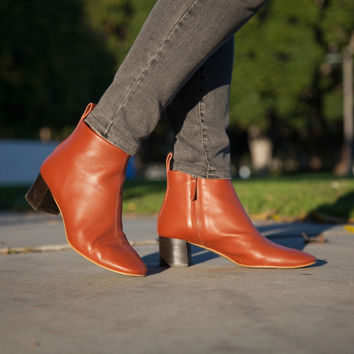 Susan B. wears Everlane Day boots in Brick. Details at une femme d'un certain age.