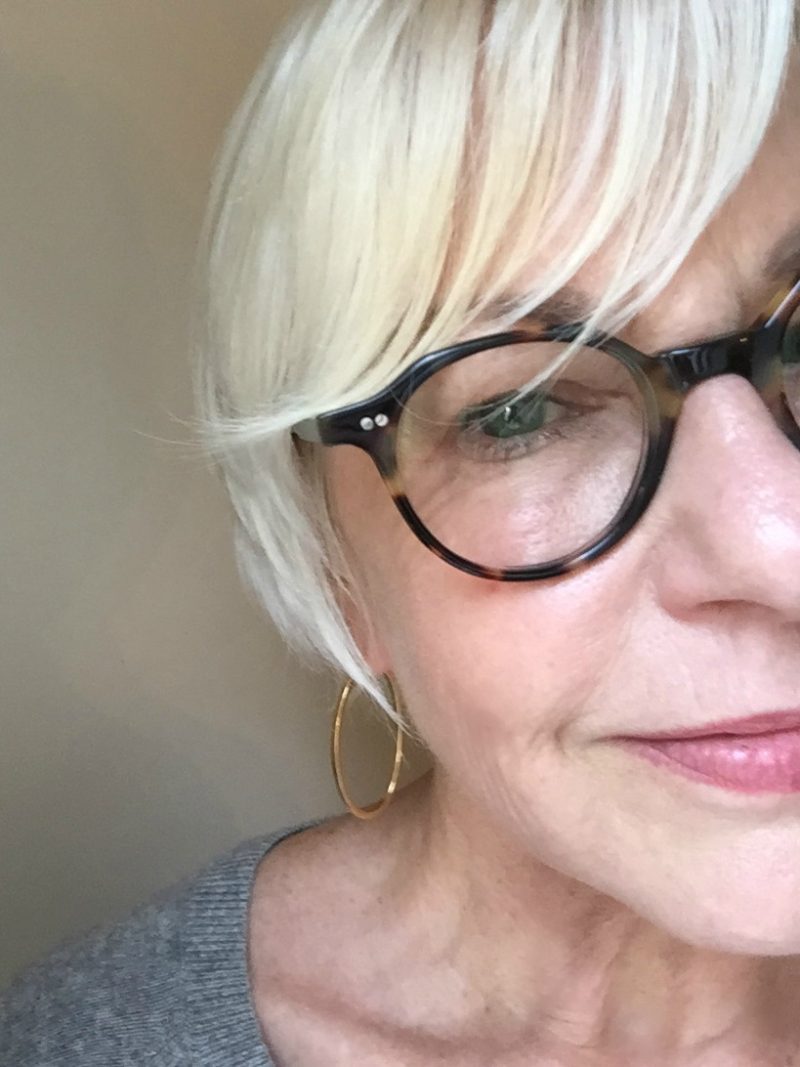 Hoop Earrings At My Age? Of Course! une femme d'un certain âge