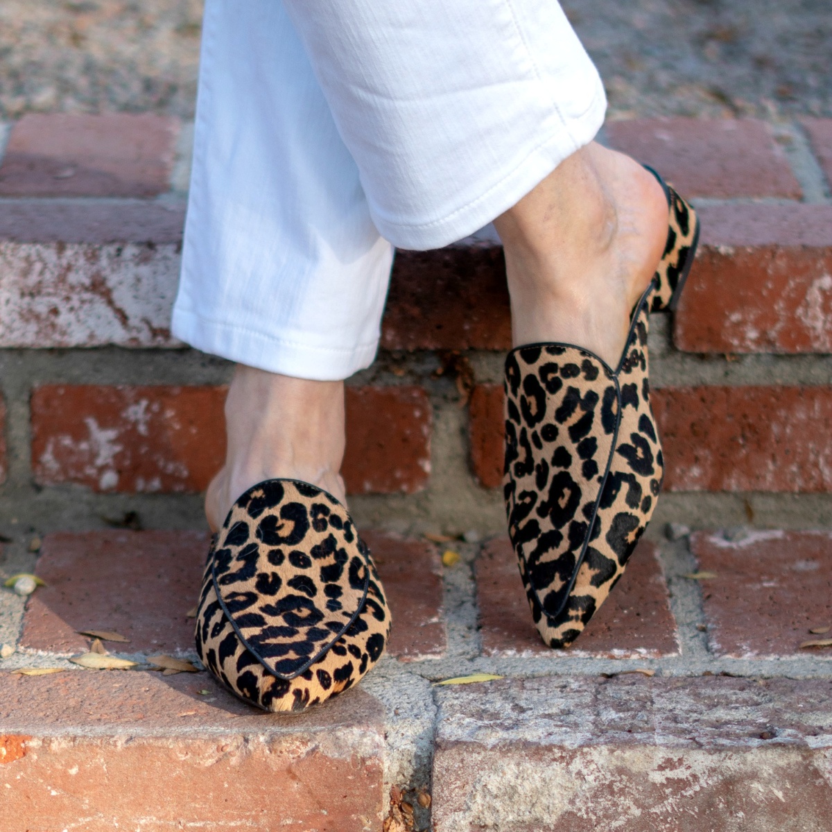 Detail: leopard print mules and white jeans. Info at une femme d'un certain age.