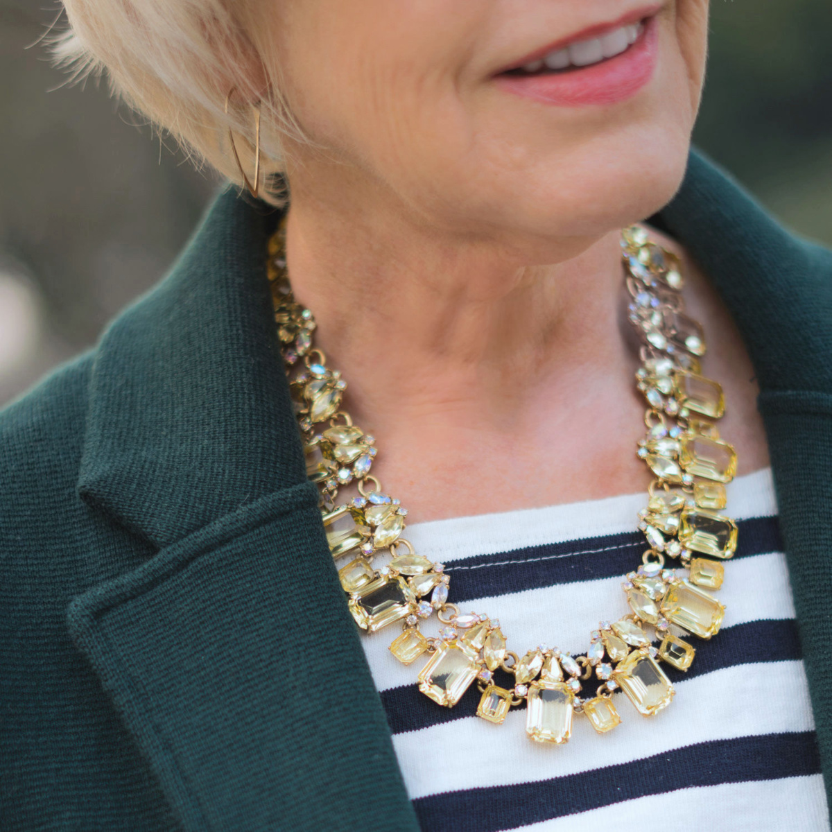 Casual Look With A Statement Necklace - une femme d'un certain âge