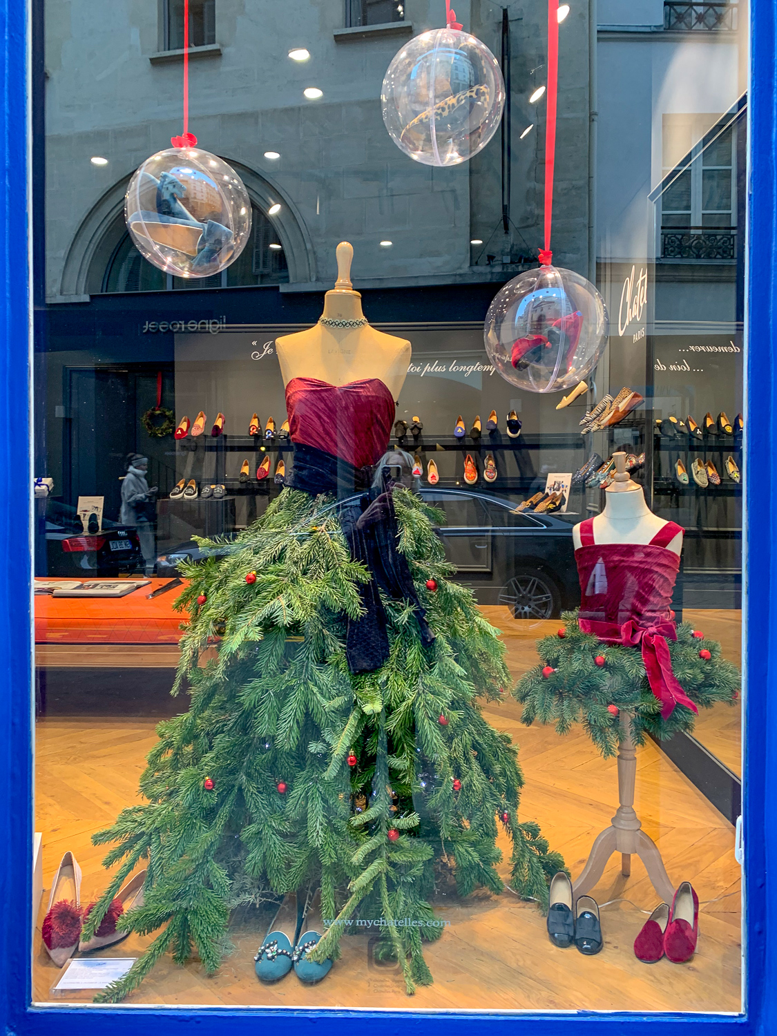 Christmas window display at Chatelles shoes, Paris. More at une femme d'un certain age.