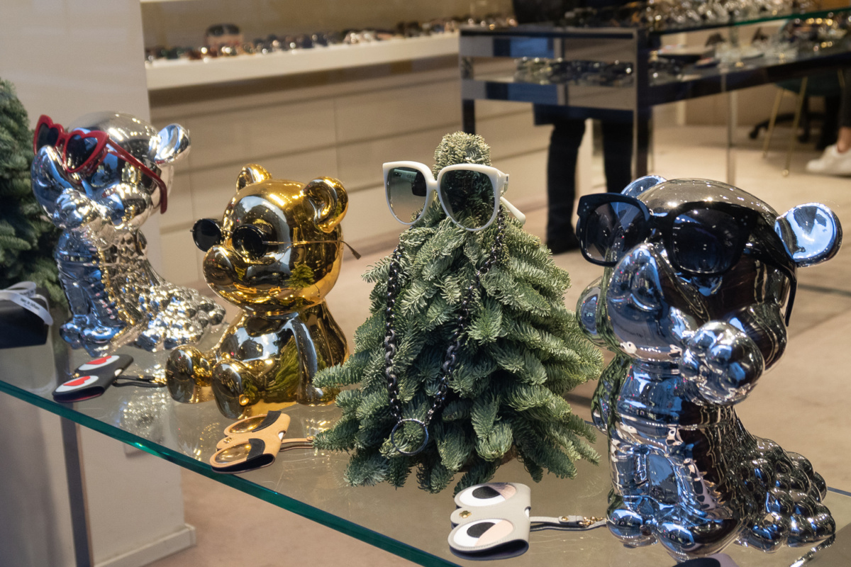 Christmas display at a Paris optical shop with metallic bears and miniature Christmas trees wearing sunglasses. More at une femme d'un certain age.
