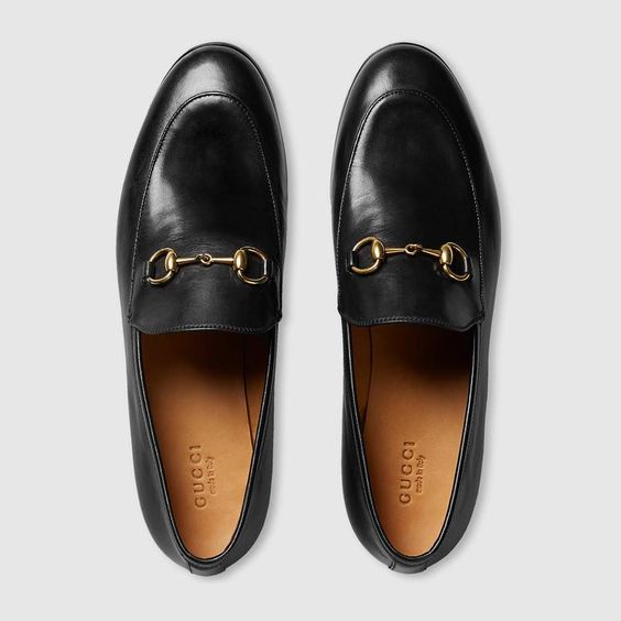 Comfortable Flats With Classic Style - une femme d'un certain âge