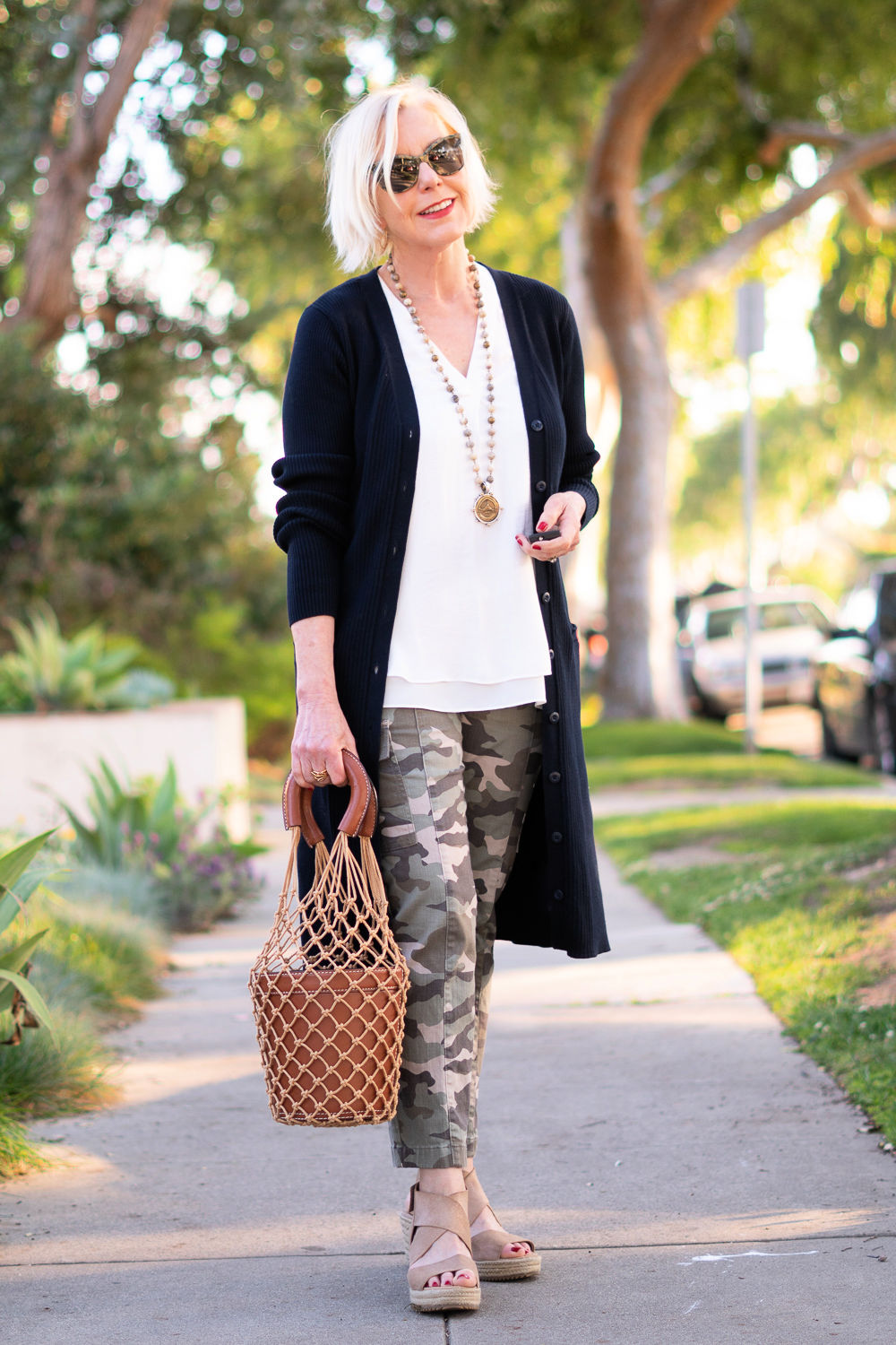 Outfit Remix With A Navy Cardigan - une femme d'un certain âge