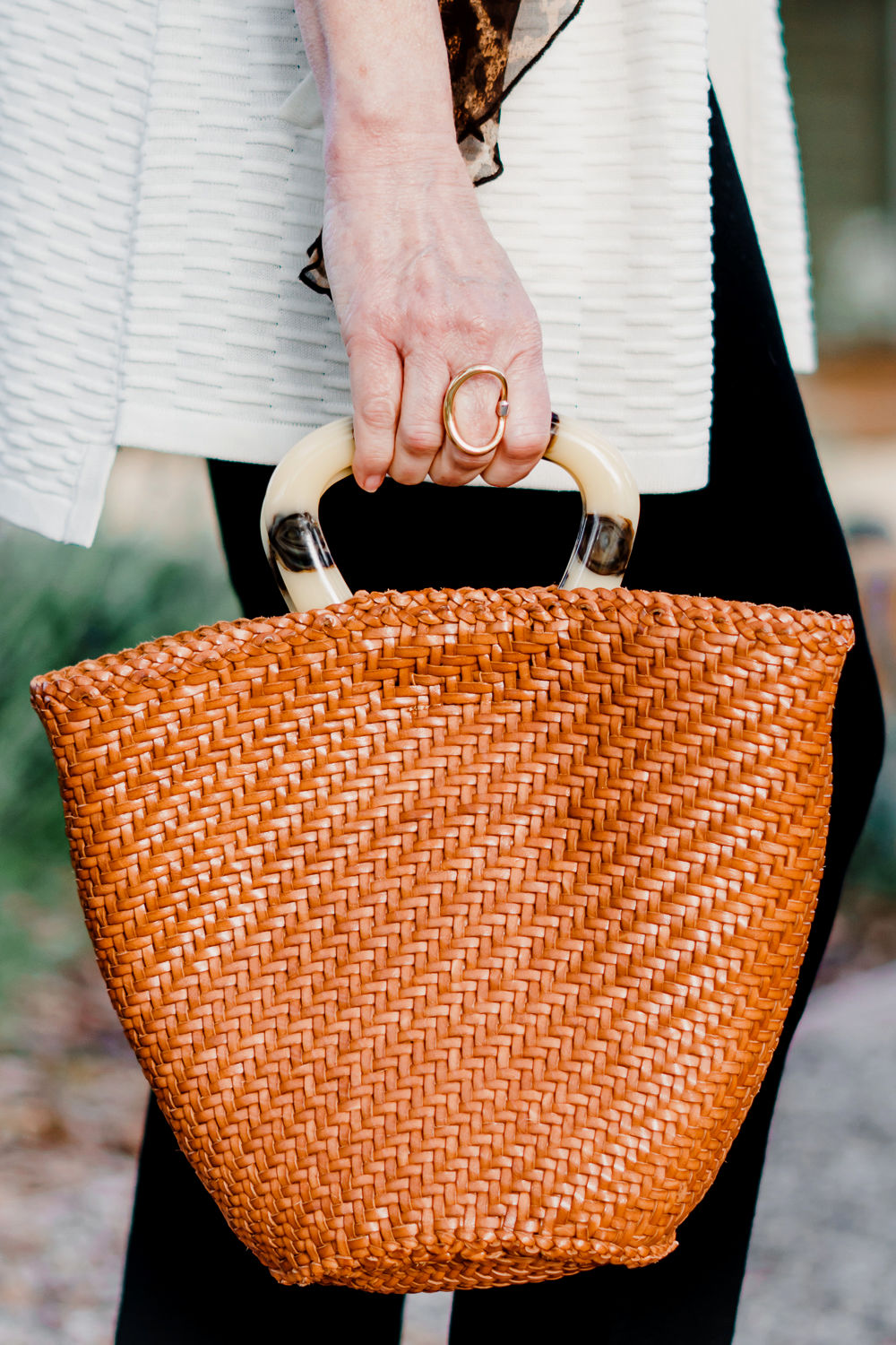 Detail: Susan B. wears a Charlotte Chesnais ring and carries a Loeffler Randall woven tote. Info at une femme d'un certain age.
