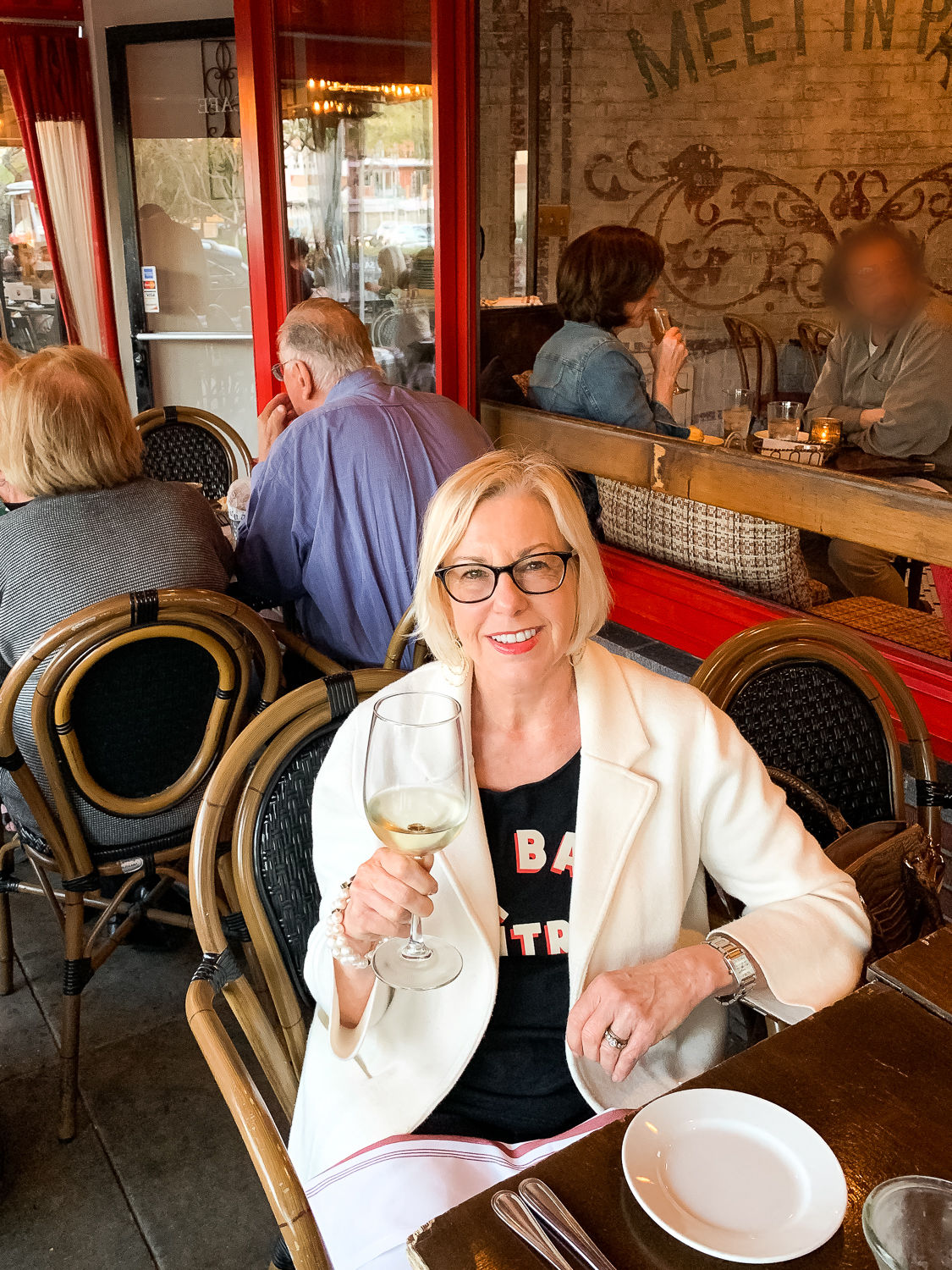 Salut! Susan B of une femme d'un certain age at a sidewalk cafe.