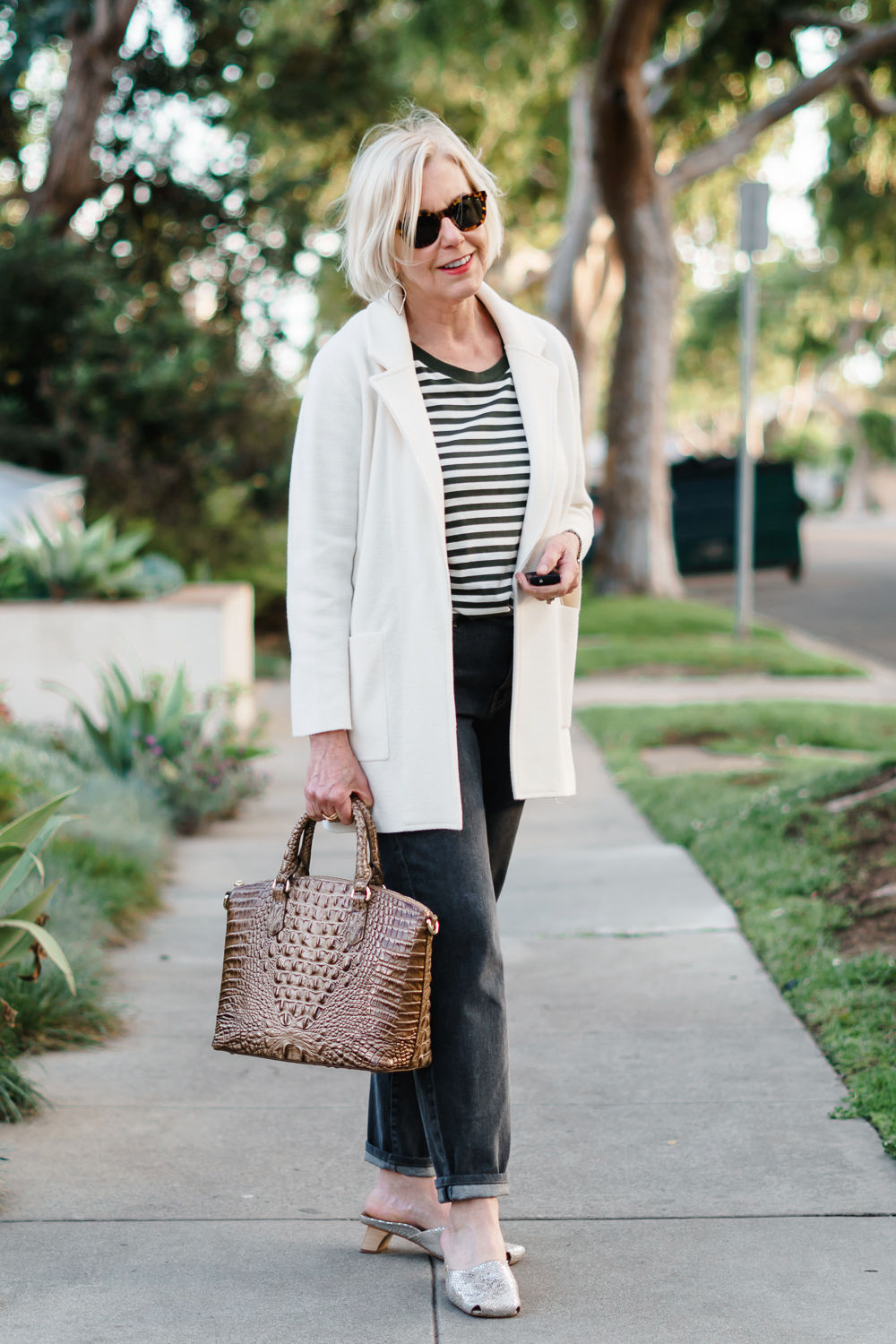 Spring Sweater Weather | une femme d'un 