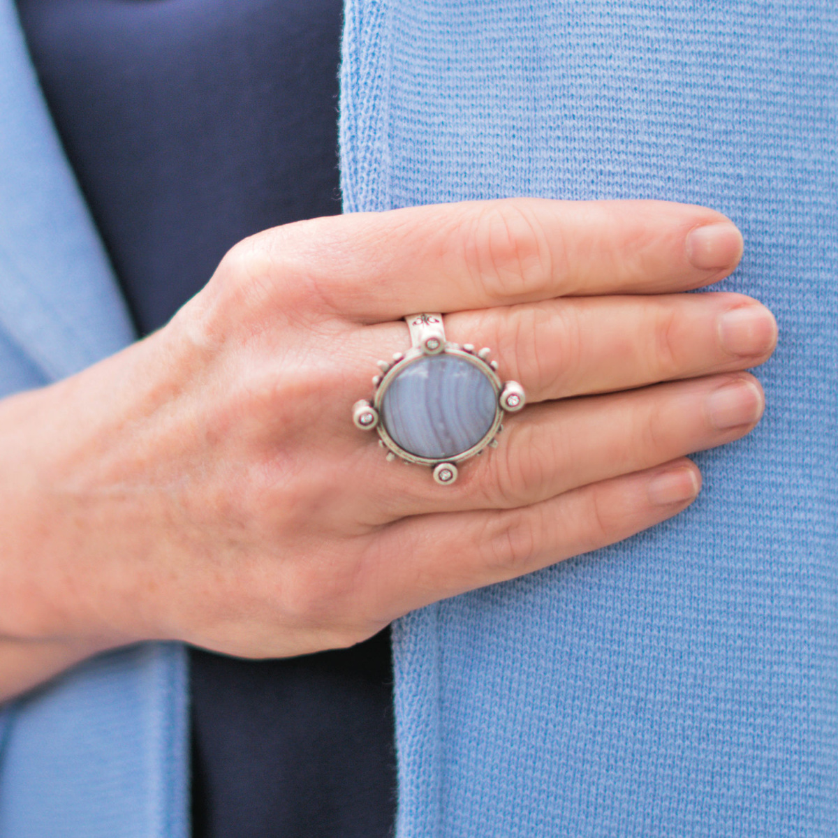 French Kande silver ring with blue agate cabochon. Details at une femme d'un certain age.