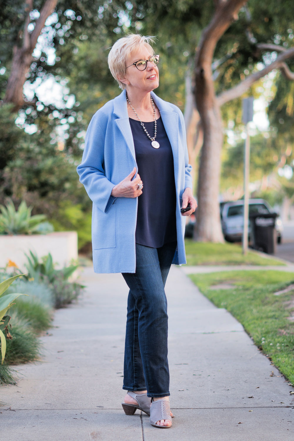 Susan B. of une femme d'un certain age wears navy and periwinkle blue outfit with silver jewelry.