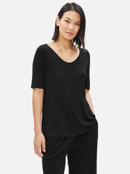 Eileen Fisher black silk elbow-sleeve tee with rounded v-neck. Details at une femme d'un certain age.