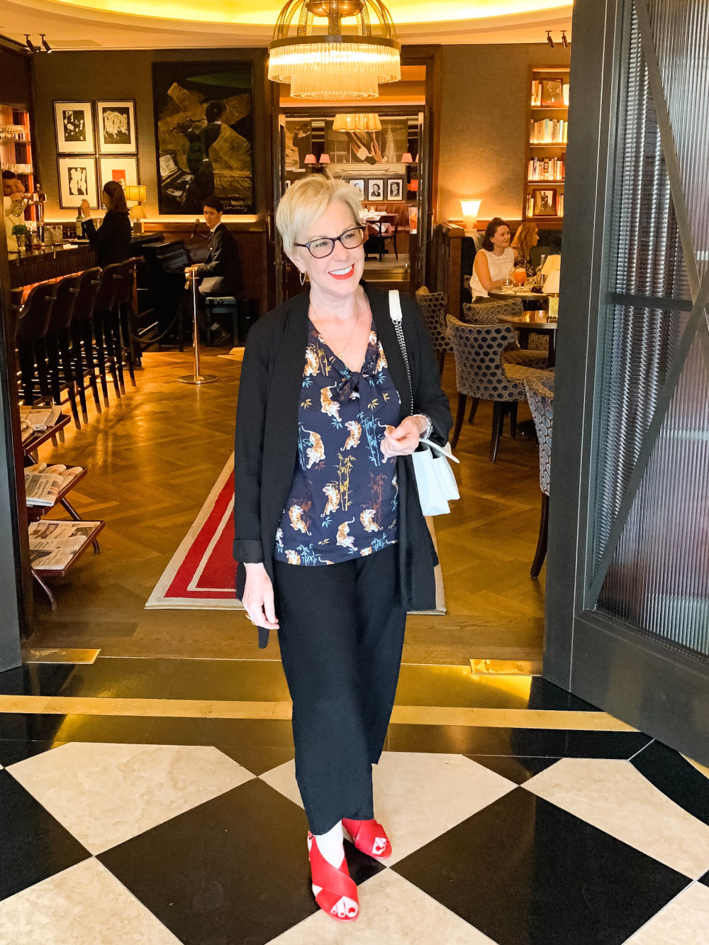 Susan B. of une femme d'un certain age dressed for dinner in London. Travel outfit.