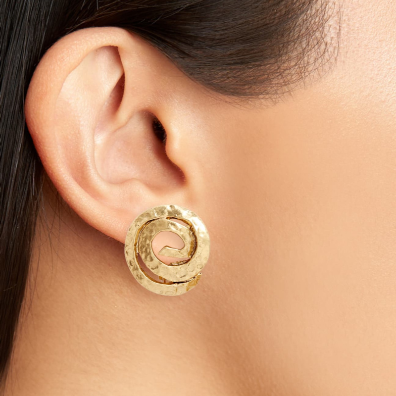 Clip-On Earrings With A Modern Edge - une femme d'un certain âge