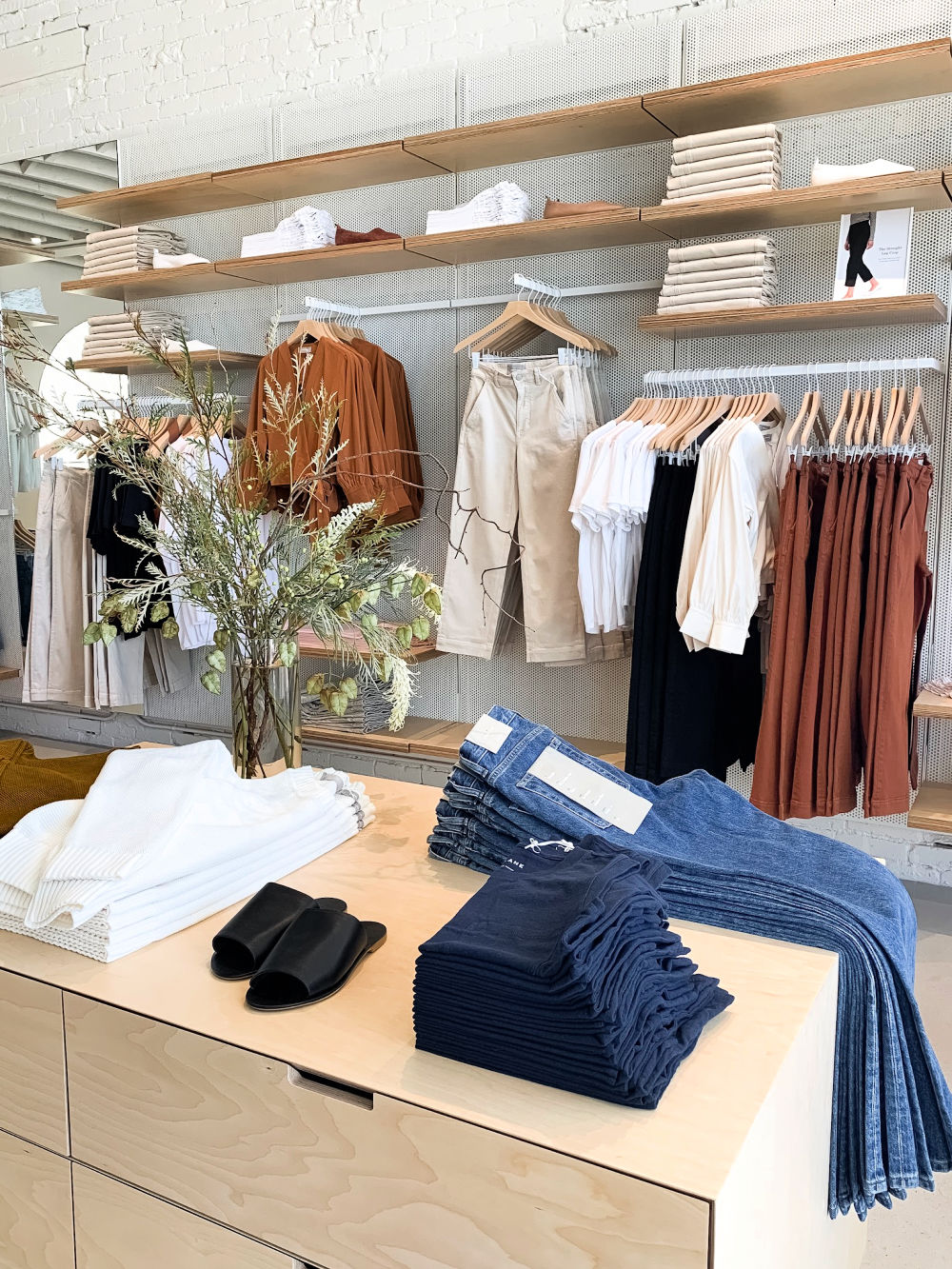 Displays at Everlane store in Venice, CA. Details at une femme d'un certain age.