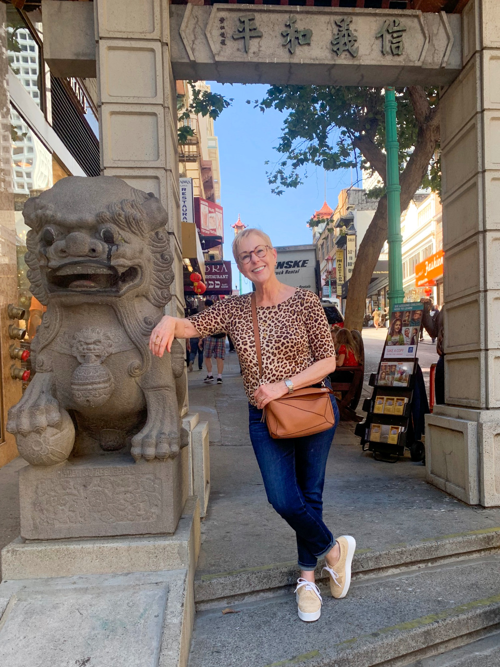 Susan B. of une femme d'un certain age posts near Chinatown gate in San Francisco.