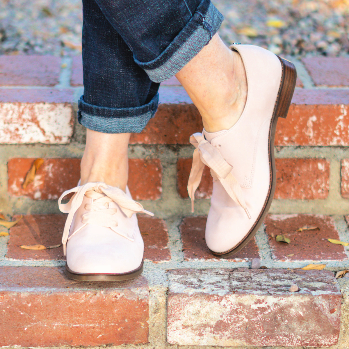 Vionic Evelyn Derby oxford in shell pink. Details at une femme d'un certain age.
