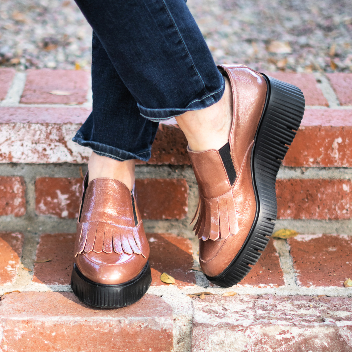 Susan B. of une femme d'un certain age wears Wonders wedge loafers in copper patent.