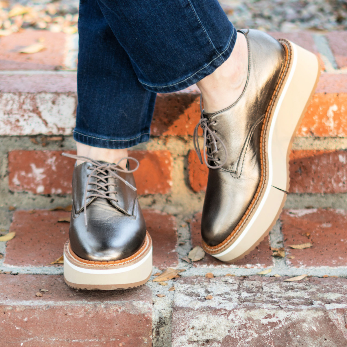 Detail: Susan B. wears metallic Clergerie Paris Berlin oxfords. Info at une femme d'un certain age.