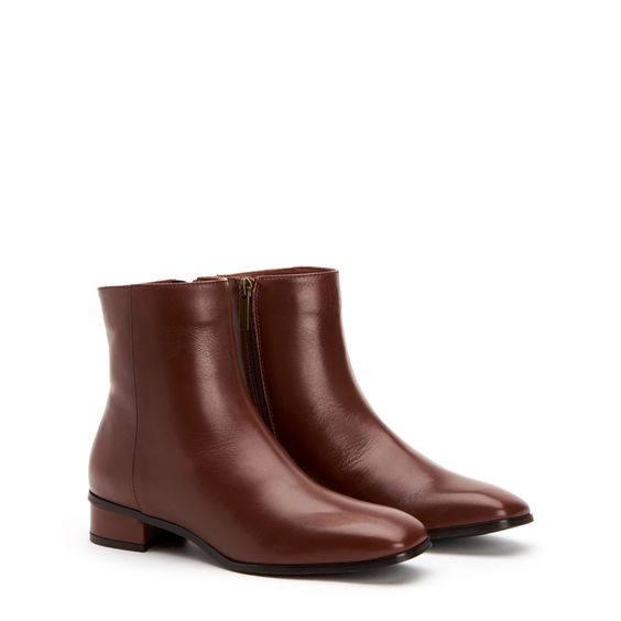 Sifting through the January Sales with travel in mind. Aquatalia Lucie weatherproof boots in Whiskey. Details at une femme d'un certain age.