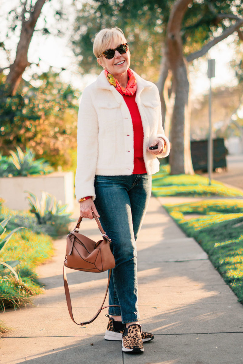 Casual Outfit With a Fuzzy Jacket une femme d un certain age