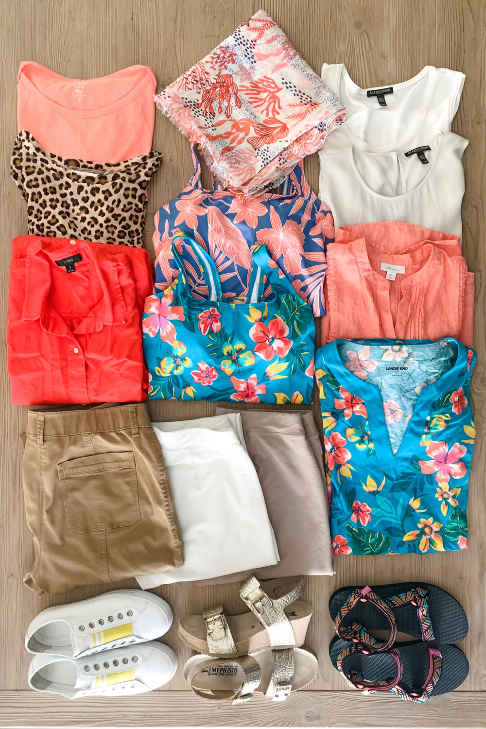 My beach vacation packing list for Mexico. Details at une femme d'un certain age.