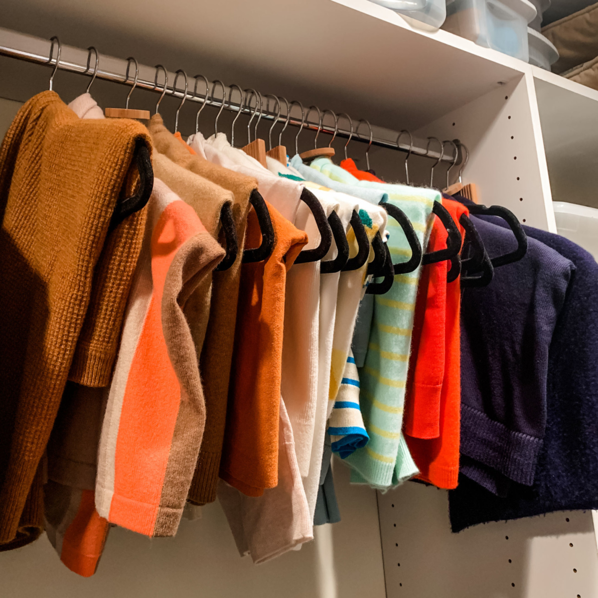 Closet organization: hanging sweaters. Details at une femme d'un certain age.