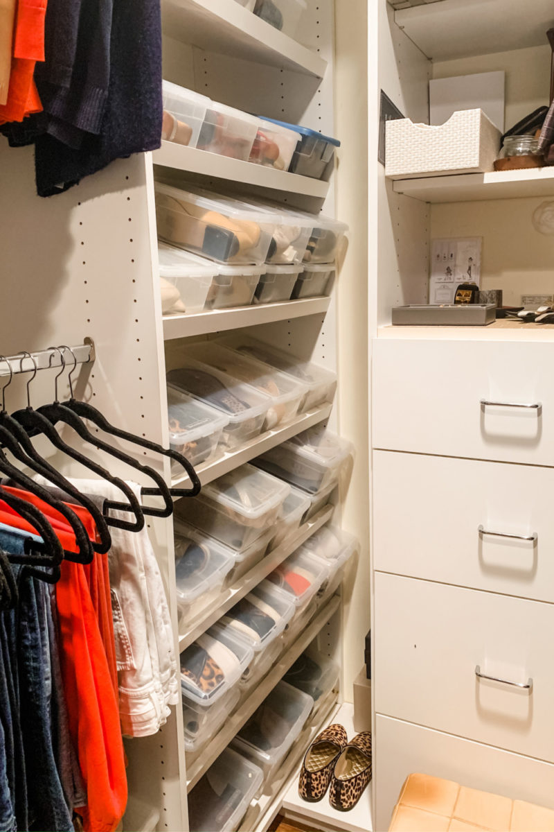 Closet Organization in 7 Steps - une femme d'un certain âge