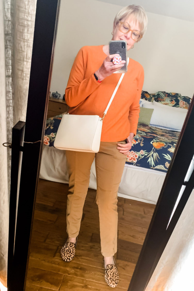 A Chic Crossbody Bag For Everyday - une femme d'un certain âge