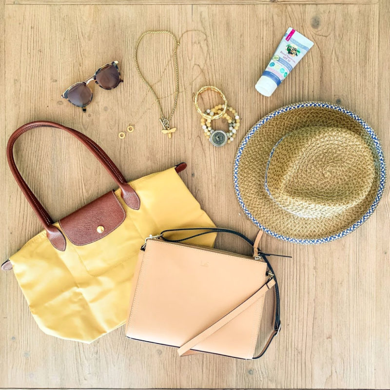 Beach vacation packing list: accessories. Details at une femme d'un certain age.